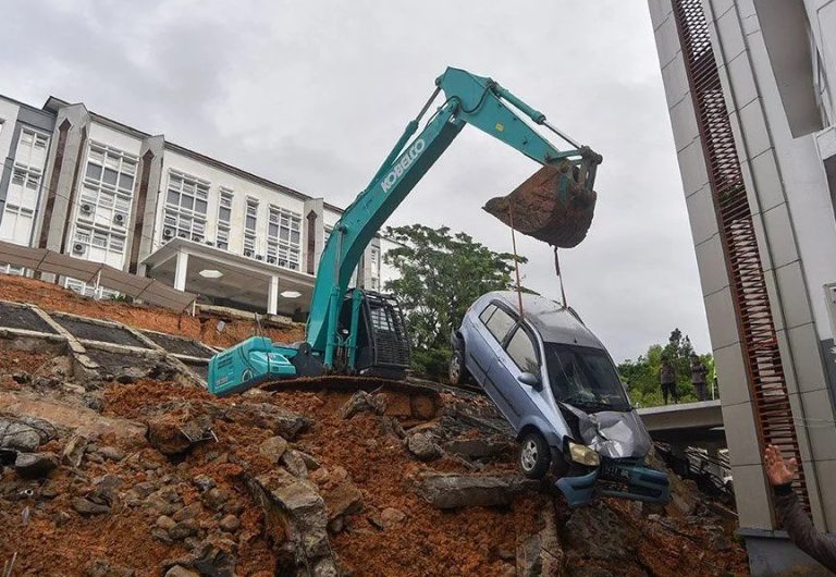 longsor-bangunan-kampus-uin-imam-bonjol-padang-2675493